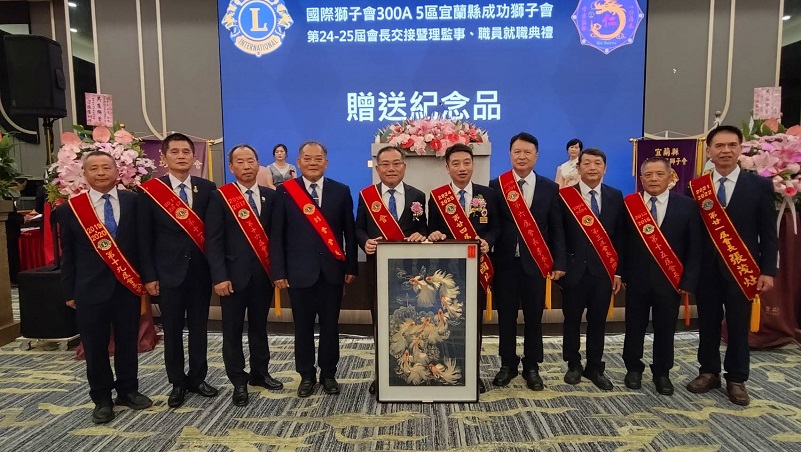 ▲成功獅子會前會長代表贈送卸任會長楊國良紀念品留影。