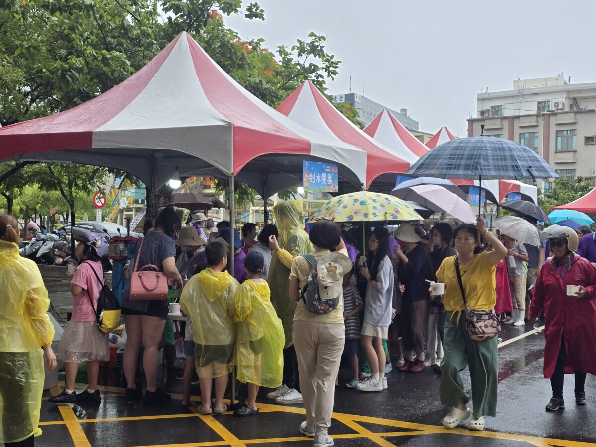 ▲鄭慶堂邀請全台來林邊納涼,剉冰、表演、市集一次滿足,現場湧入滿滿人潮。
