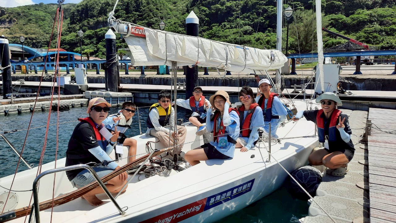 基隆市戶海中心舉辦海洋教育暑期營隊 共築海洋夢 3 學生搭乘帆船體驗
