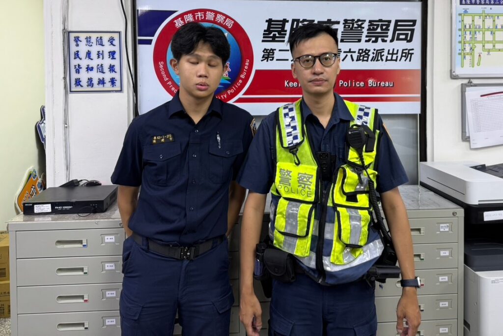 民眾機車不慎卡水溝  基警協實習生  大力  相助