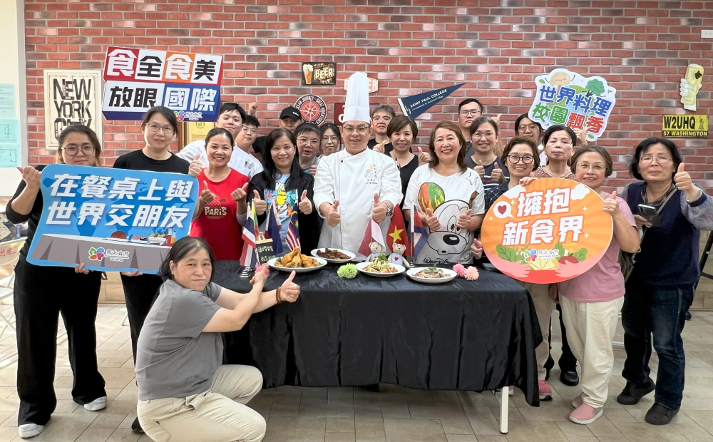 國際料理入菜 新北校園午餐食育升級 4 《圖說》主廚與進階班課程學員合照。〈教育局提供〉