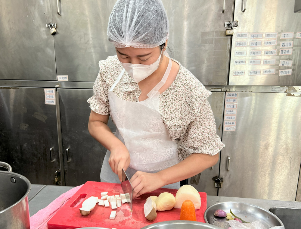 國際料理入菜 新北校園午餐食育升級 7 《圖說》學員聽過木木主廚講解後,進行料理實作。。〈教育局提供〉