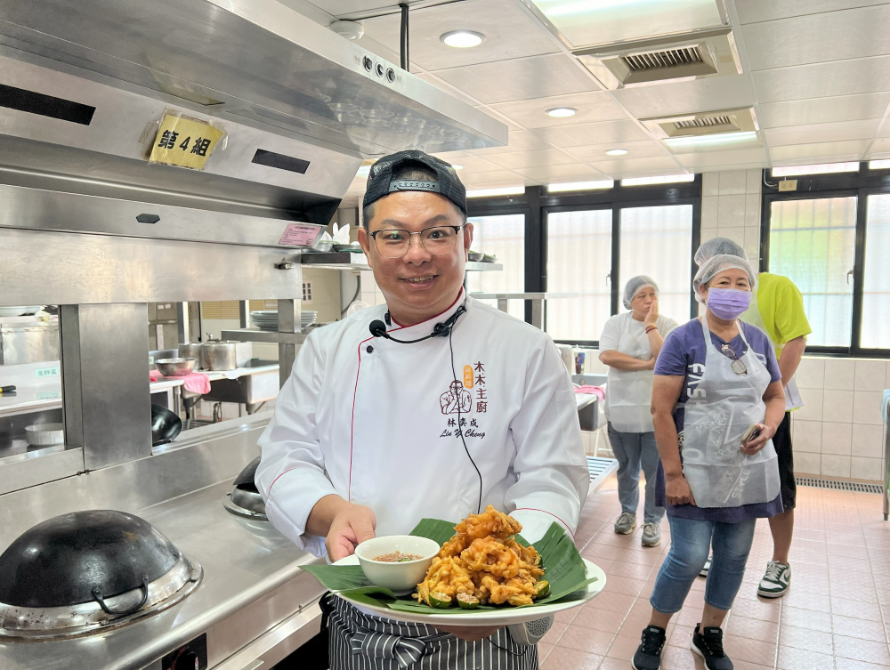 國際料理入菜 新北校園午餐食育升級 8 《圖說》主廚示範料理炸玉米蝦球搭金桔酸辣醬上菜。〈教育局提供〉