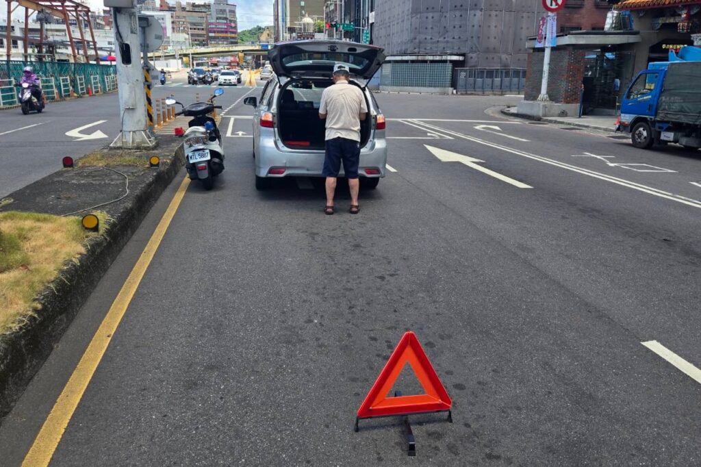 汽車沒油拋錨困路中 基警疏導交通避免二次事故發生 3 MEITU 20250705 170500533