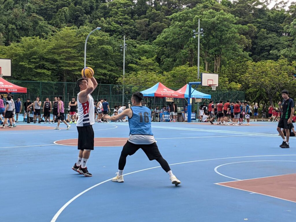 中和區三對三籃球賽 熱血民眾一同上場尬球 14 1137385