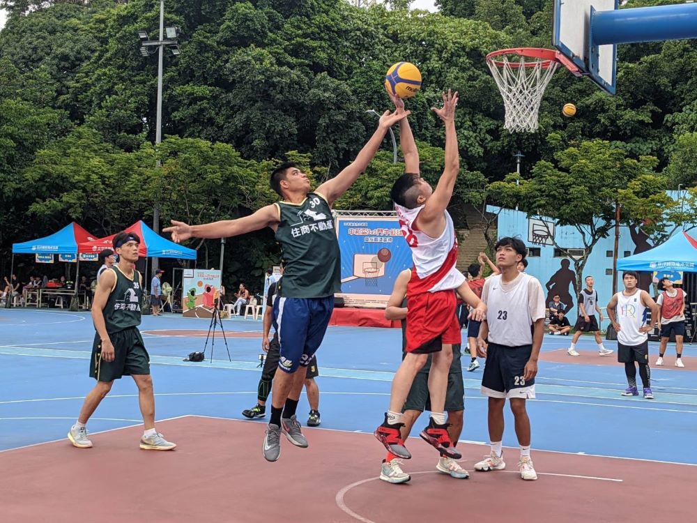 中和三對三籃賽 運動魅力無窮 6 《圖說》充滿衝勁的「熱血青年組」上籃英姿。〈中和區公所提供〉