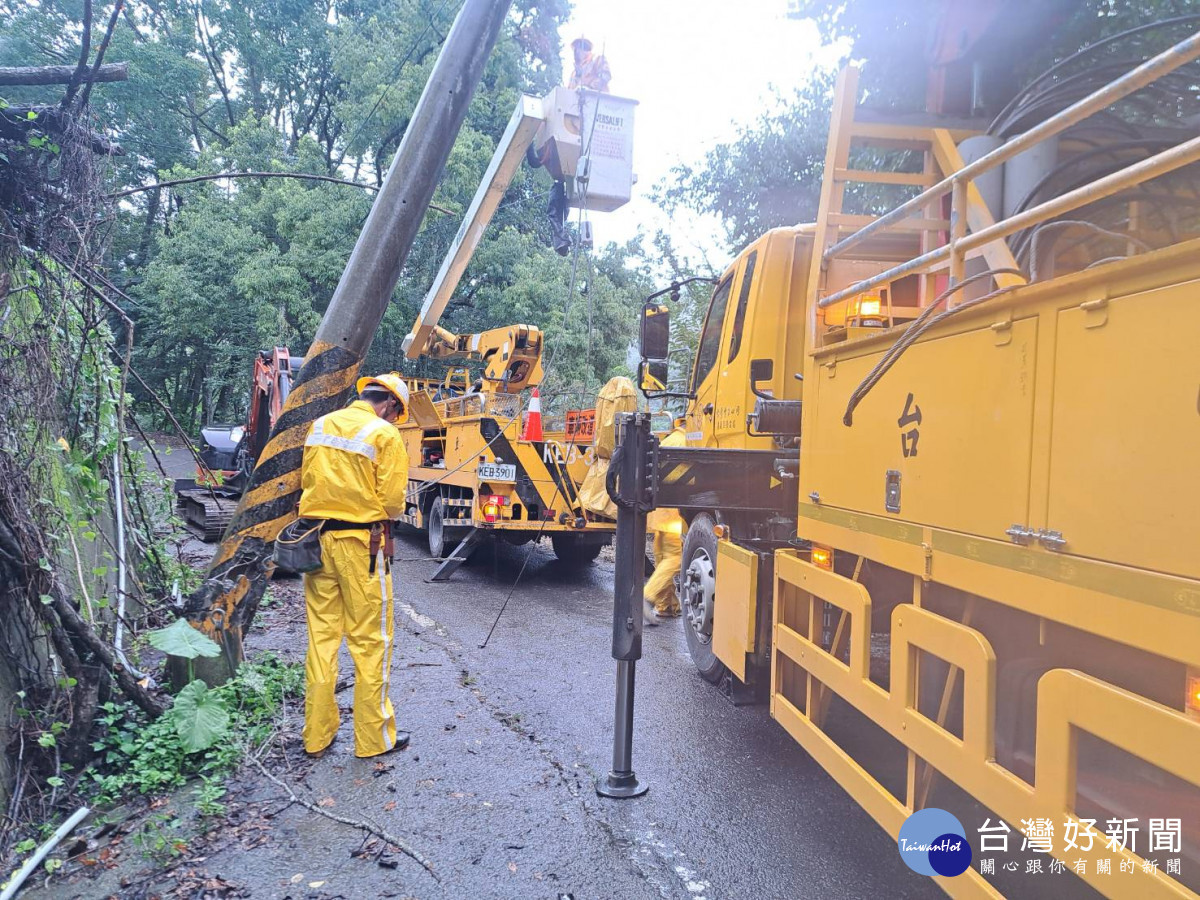 嘉義地區自今日中午過後，陸續傳出供電異常情形，台電嘉義區處全面啟動緊急應變機制，目前復電率近9成／台電嘉義區處提供