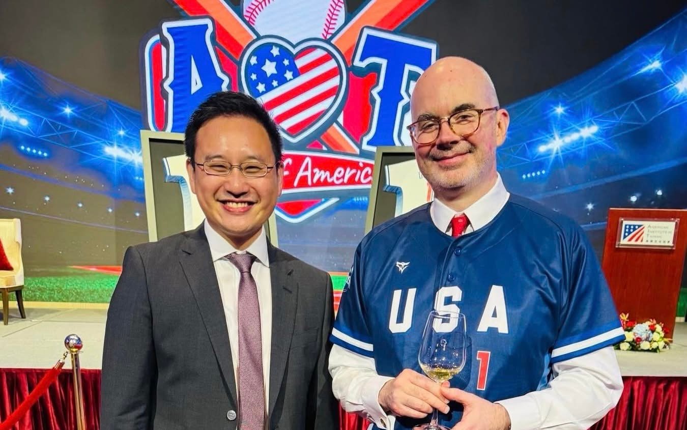 趙怡翔貼上和AIT處長谷立言在美國慶酒會上合照。翻攝趙怡翔臉書