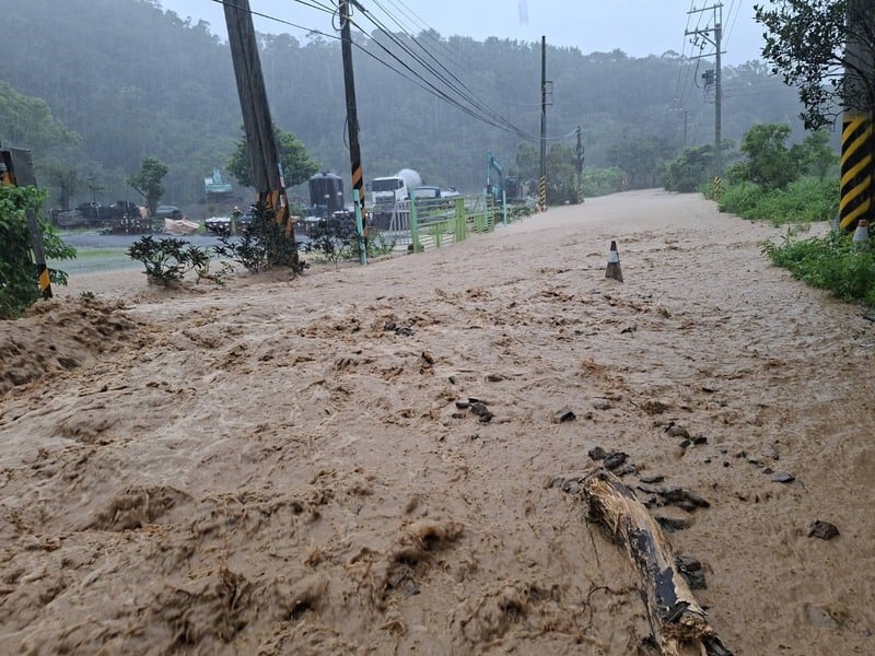 颱風丹娜絲帶來豪雨,屏東縣牡丹鄉6日累積雨量已破400毫米,鄉內多處淹水,泥水一度淹沒道路。 中央社