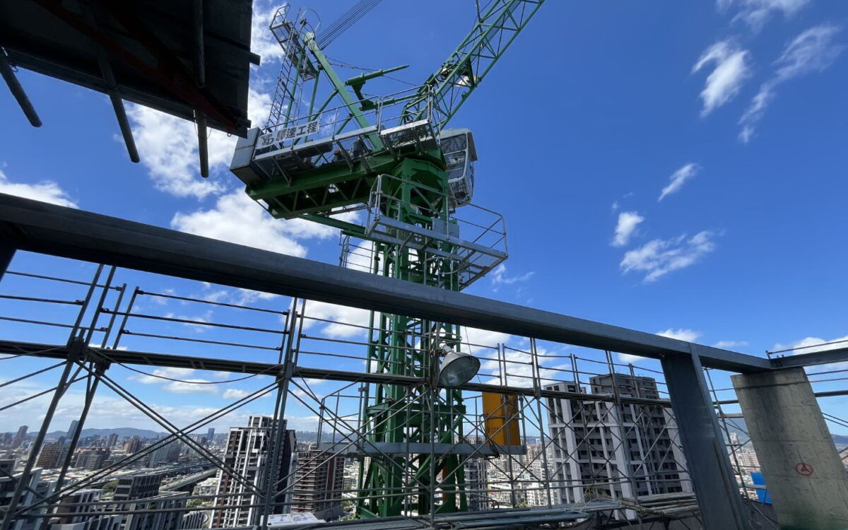 圖/塔式起重機應釋放旋轉煞車馬達,避免吊臂負載過大。(新北市政府勞工局提供)