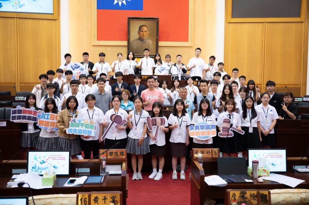 ▲彰化縣議會主辦的第四屆「青年議事體驗營」正式開議,50位高中職學生參與模擬議事與AI實作訓練,展現對公共議題的高度關注與實踐力。(彰化縣議會提供)