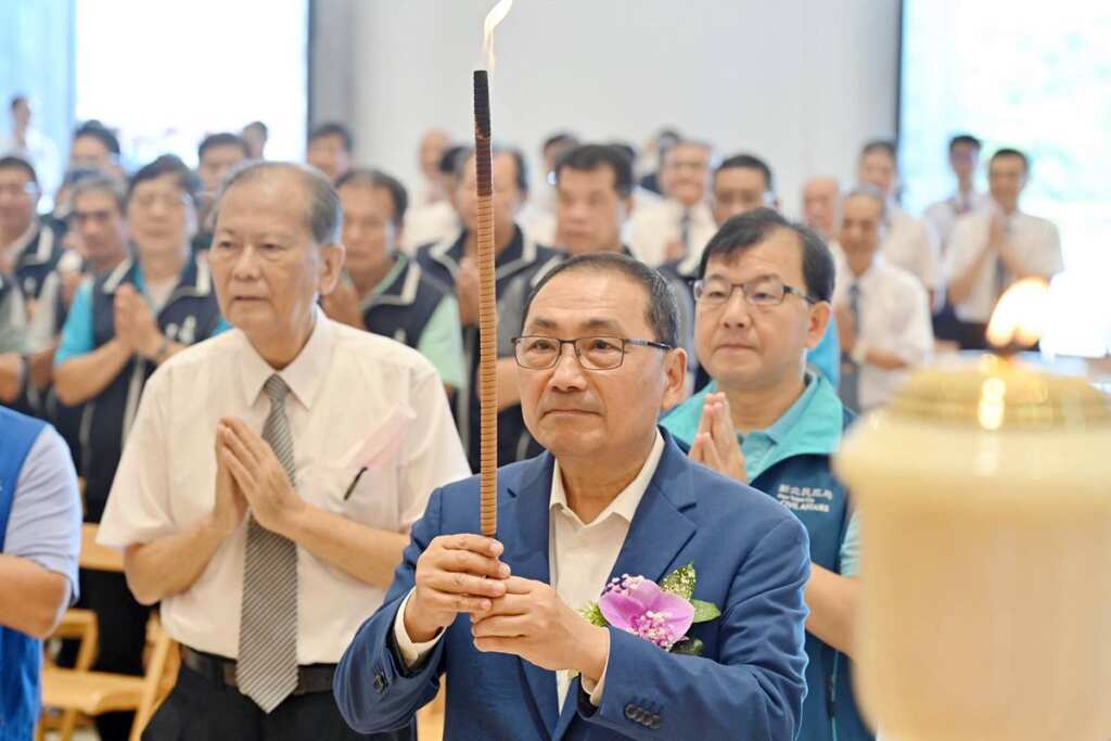 ▲侯友宜致贈「道化人間」匾額予寺方。