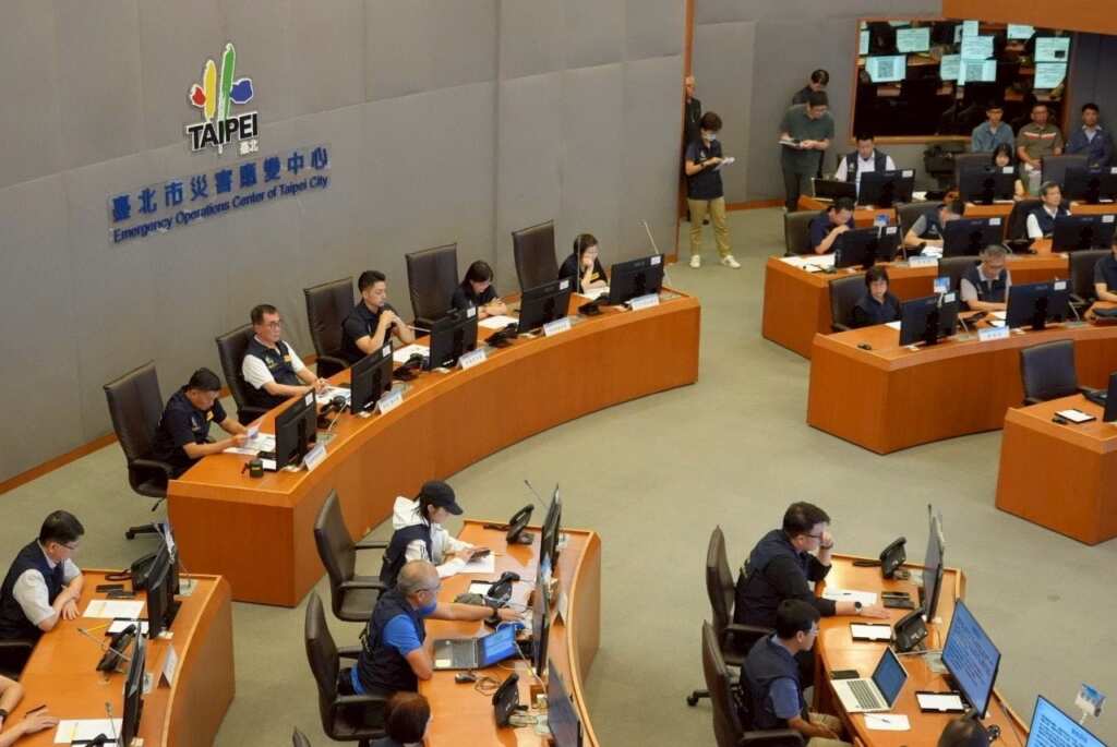 ▲臺北市政府針對丹娜絲(DANAS)颱風來襲,今日上午召開「丹娜絲(DANAS)颱風整備會議」,由臺北市長蔣萬安親自主持,啟動各項防災措施以應對颱風可能帶來的風雨。