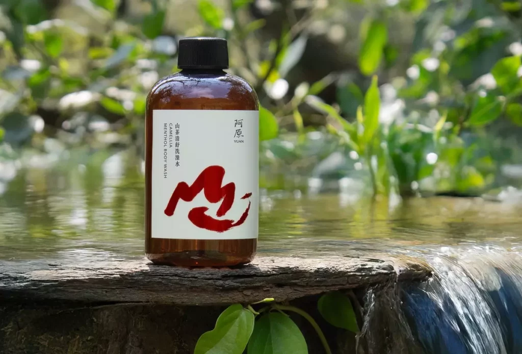 山茶洗沐系列新品以硬枝紅心茶樹為基底,揉合白茶工法萃取,打造夏日潔淨新日常。