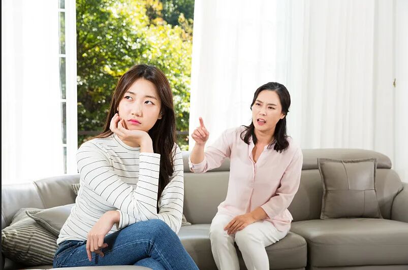 為農曆年前大掃除起口角 婆婆控媳婦抓頭髮拖行、撕祖先相片 224 為農曆年前大掃除起口角 婆婆控媳婦抓頭髮拖行、撕祖先相片 223