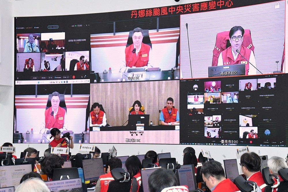 視導丹娜絲颱風中央災害應變中心　卓榮泰：今晚至明日風雨最明顯 229
