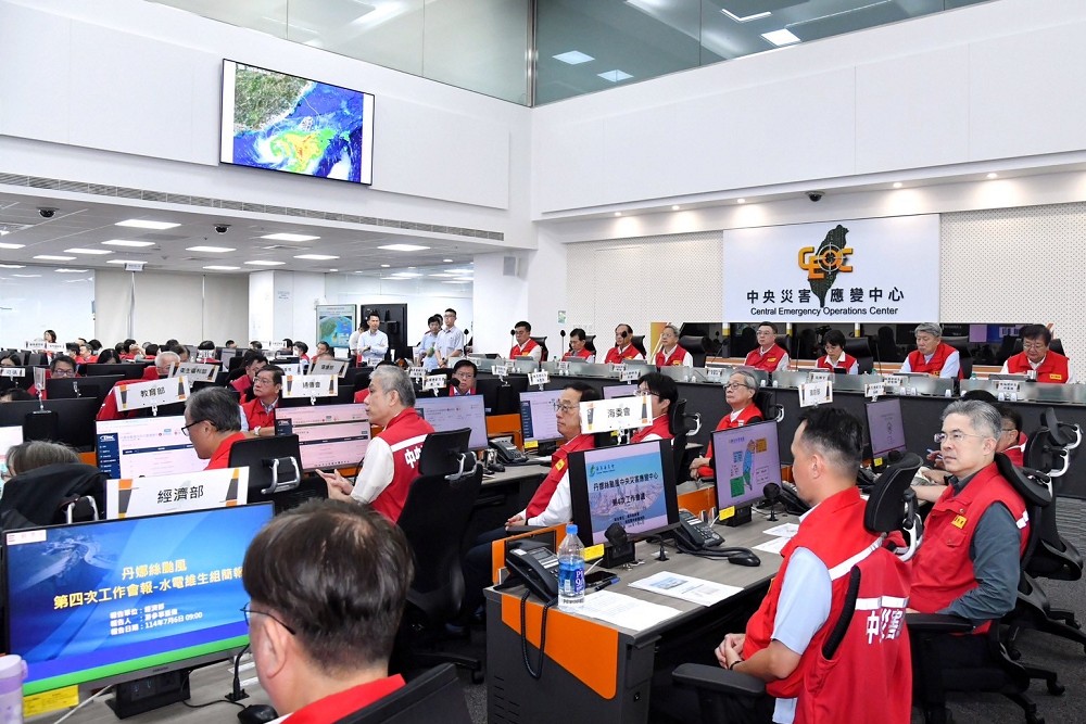 視導丹娜絲颱風中央災害應變中心　卓榮泰：今晚至明日風雨最明顯 231