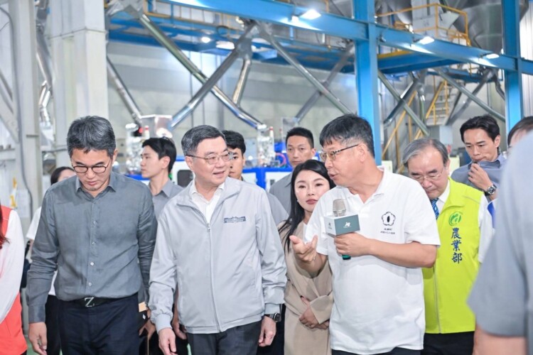 ▲卓揆赴雲林視察公糧儲備情形，盼導入AI科技系統，強化臺灣糧食安全韌性。(行政院提供)