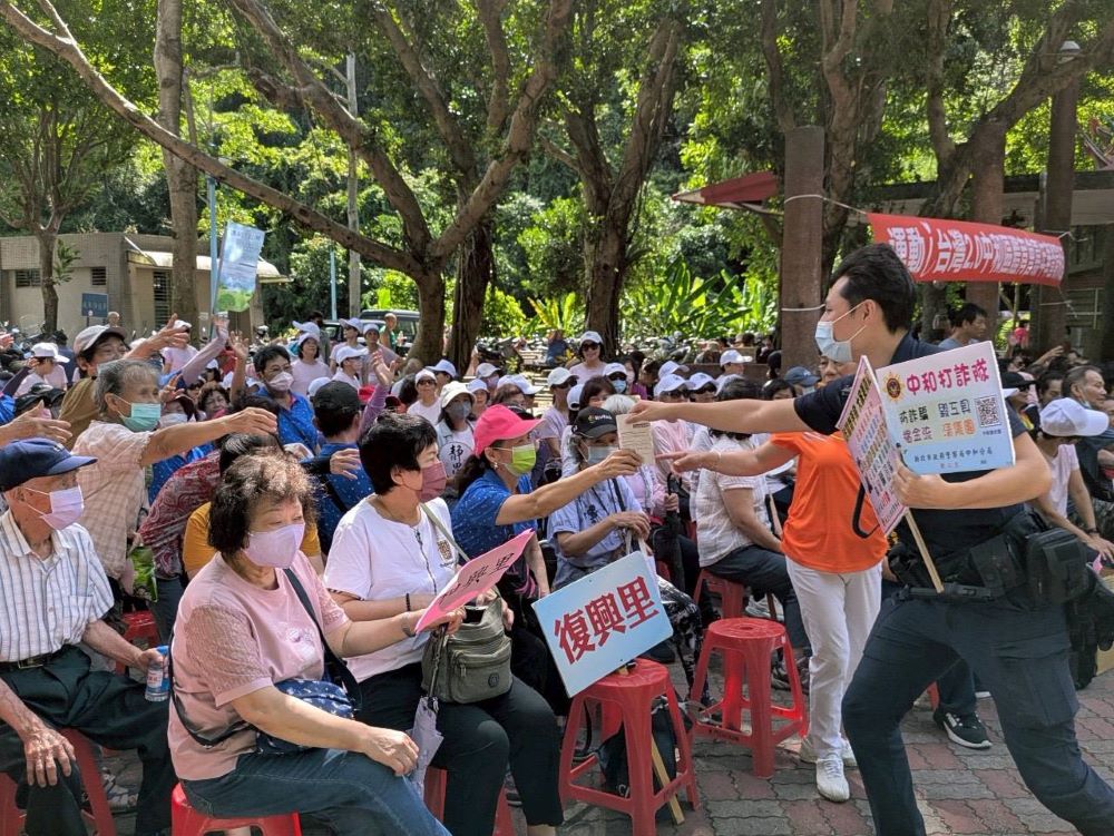 《圖說》中和警分局犯罪預防團隊與長輩互動熱烈。〈中和分局提供〉