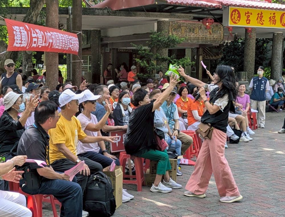 《圖說》中和警分局犯罪預防團隊搭配實際案例與詐騙話術分析，讓長輩們在運動之餘也能提升反詐意識。〈中和分局提供〉