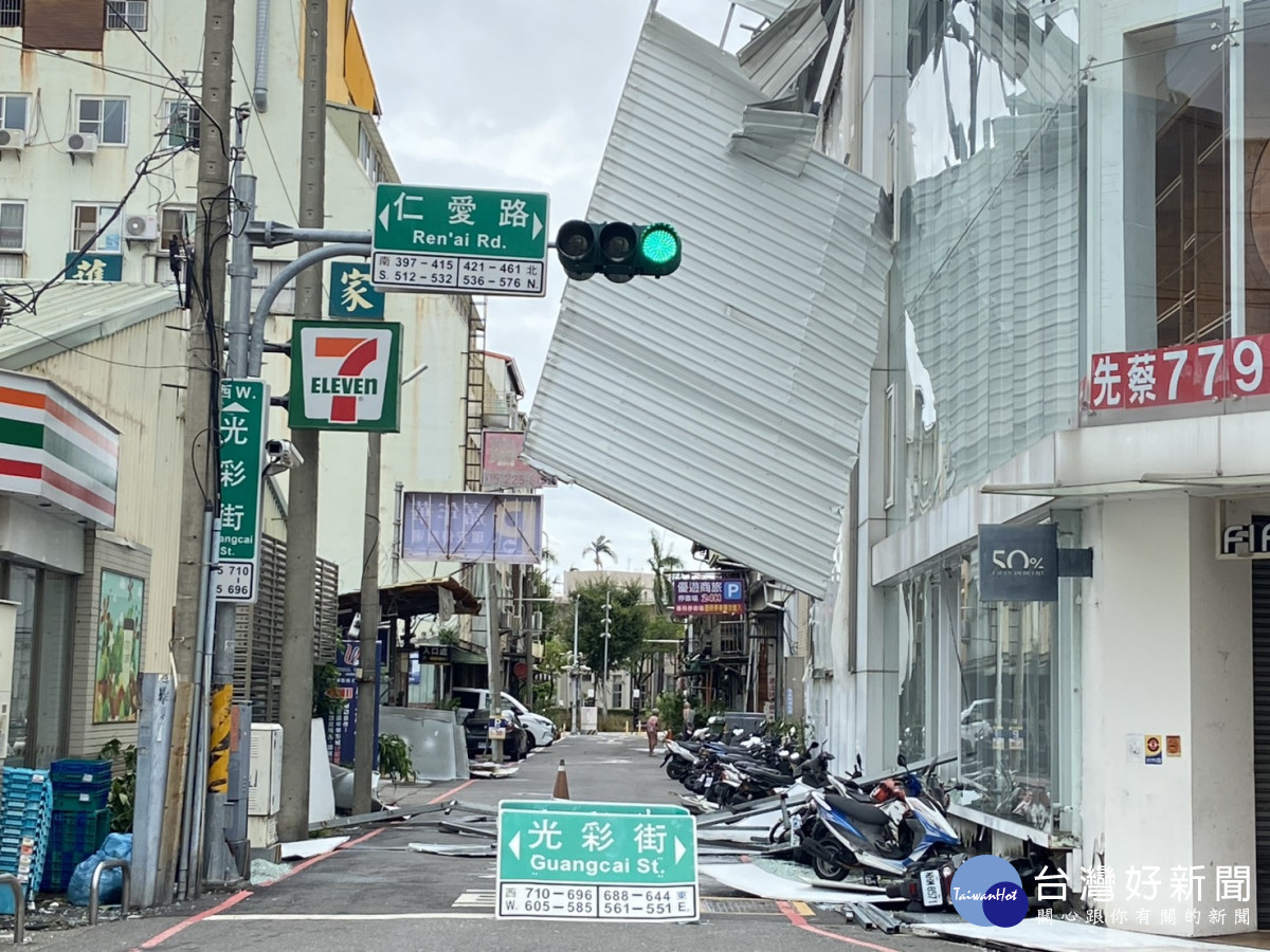 嘉義市光彩街上鐵皮屋頂及路名標誌遭強風吹落／陳致愷攝影