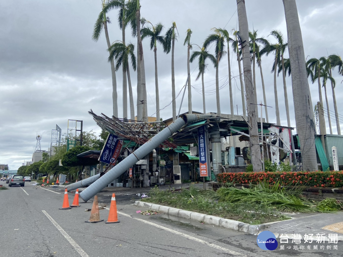 家樂福夜市招牌倒伏/林詩涵攝影