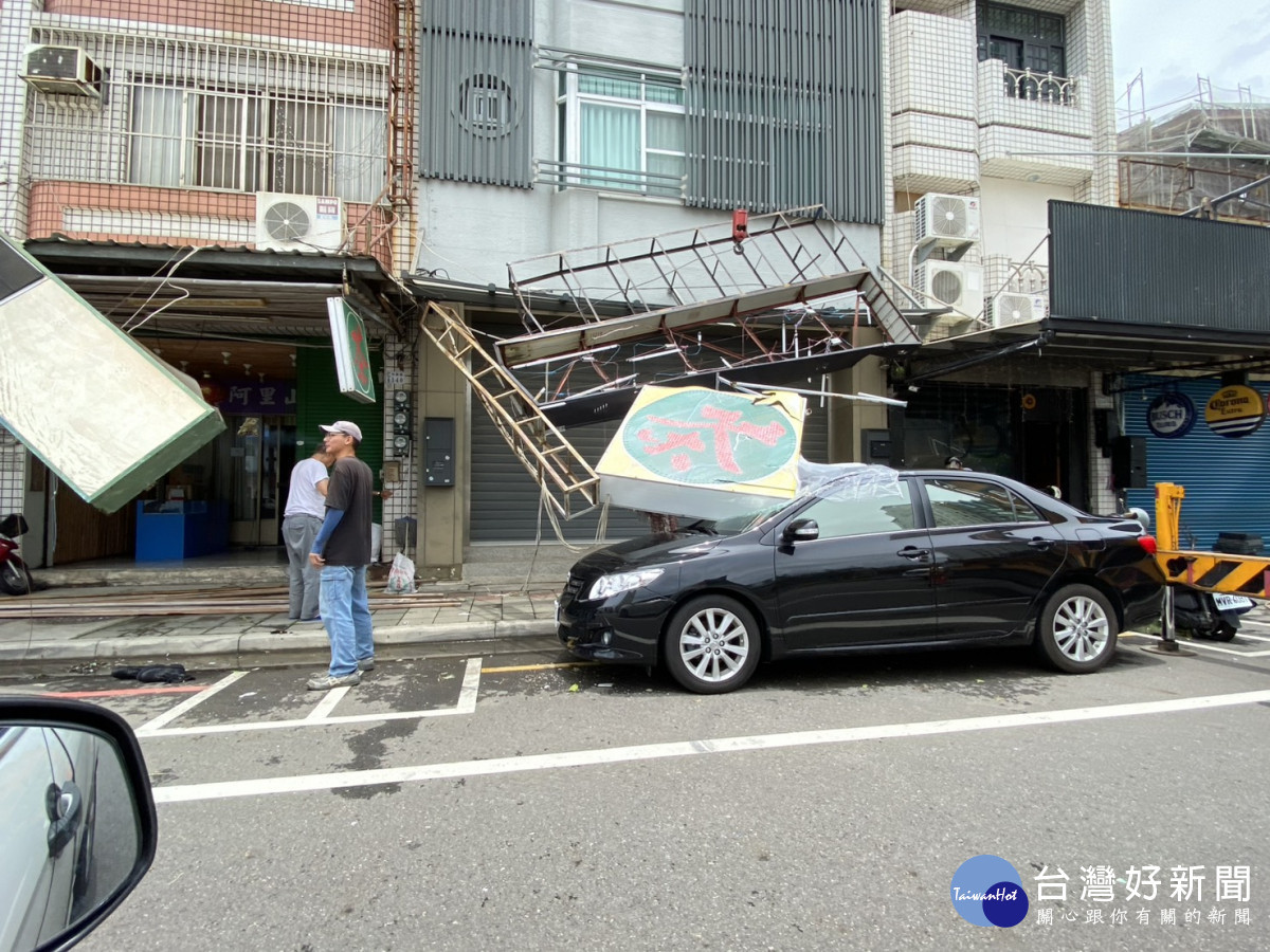 店家招牌遭強風吹落砸中路旁車輛/林詩涵攝影