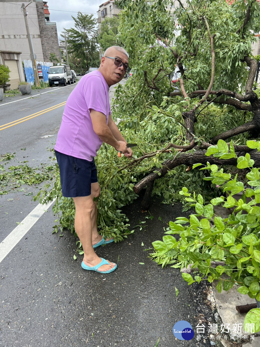東區文雅里前長竹所所長何忠明協助清理倒伏路樹/陳致愷翻攝