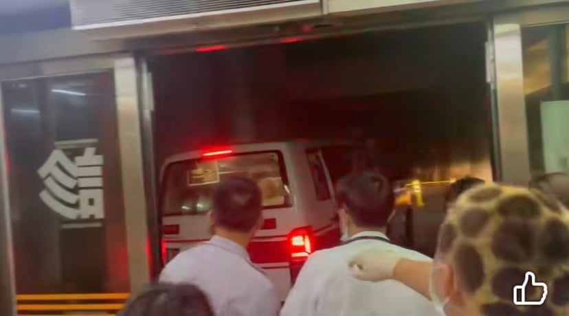 就在醫護人員上前要從救護車上搬下病患前一刻,整輛救護車被吹去撞到柱子才停下。翻攝爆料公社