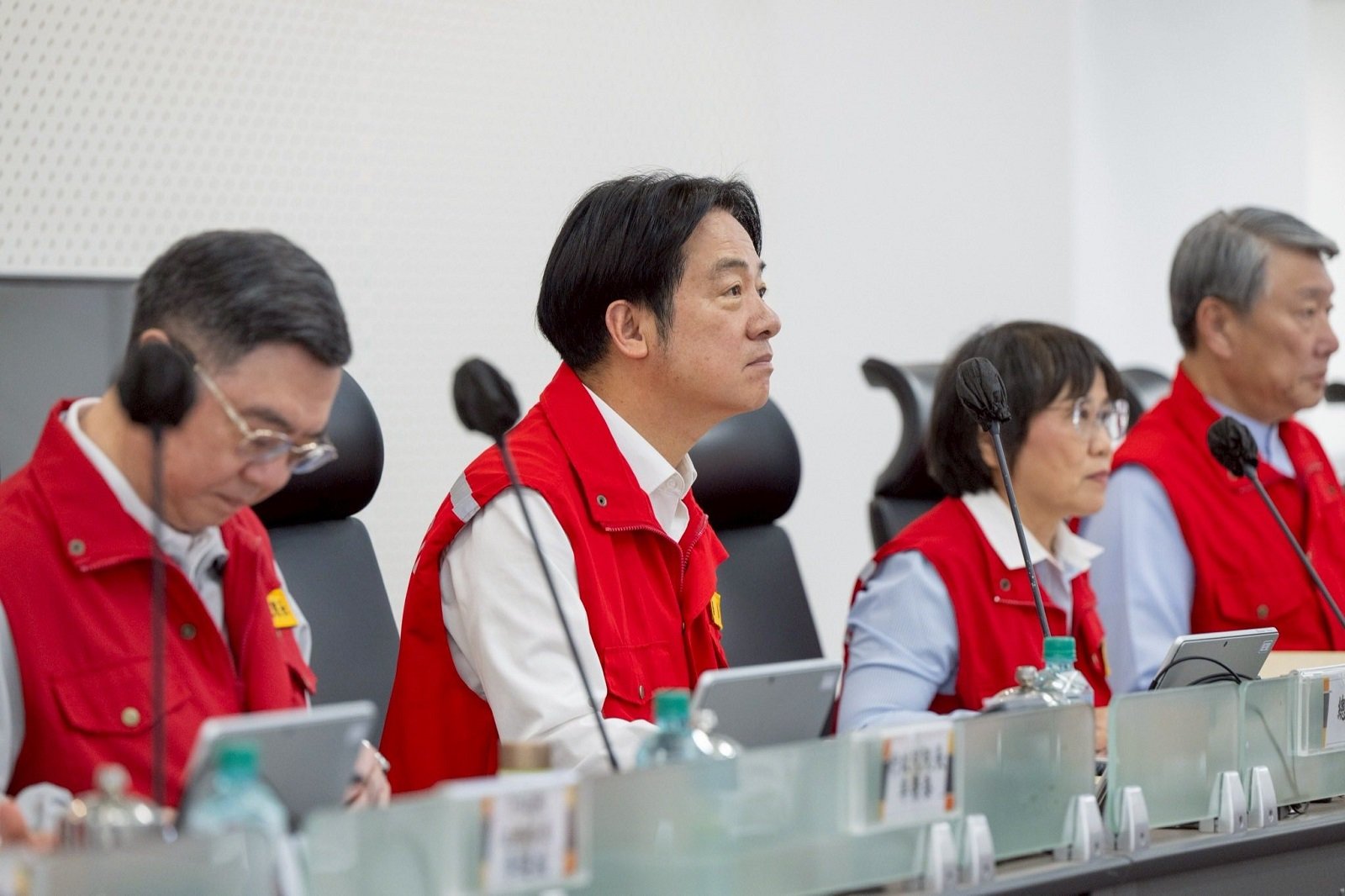 總統賴清德因颱風來襲取消「團結十講」第五講,6日他前往中央災害應變中心視察。翻攝賴清德臉書