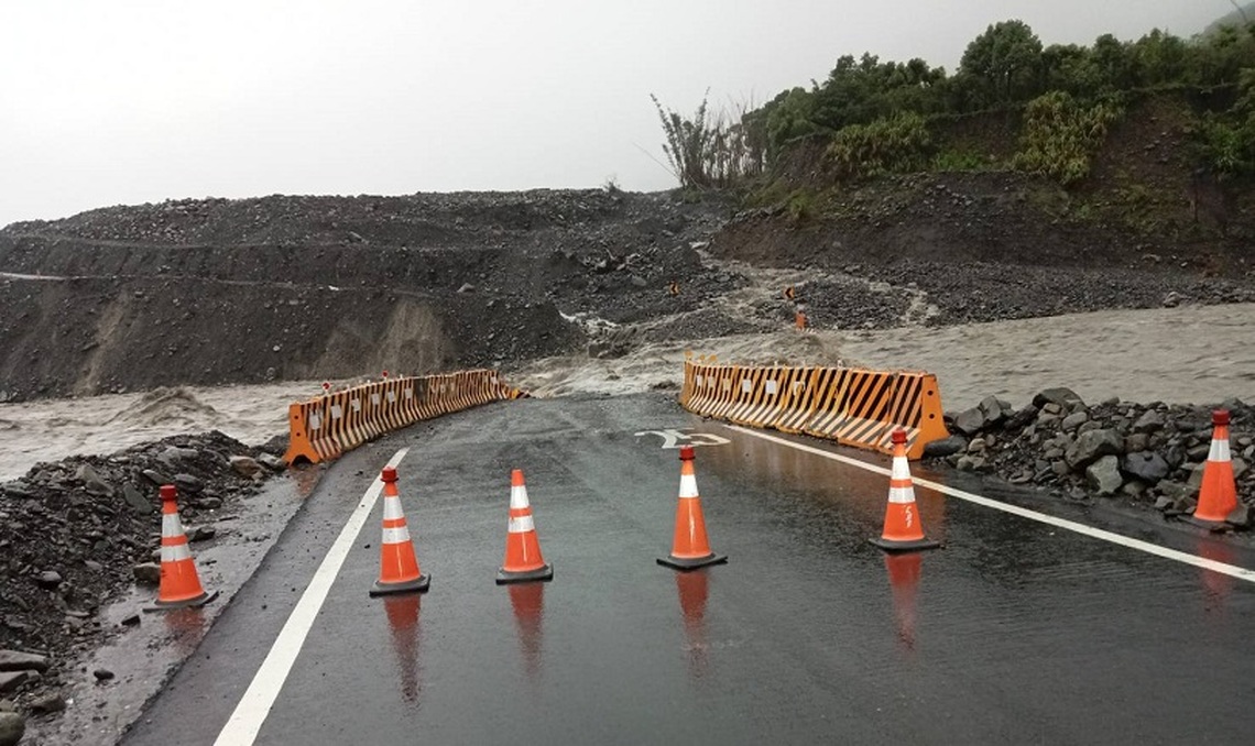南橫公路勤和-復興河床便道因土石流沖刷道路中斷 無人車傷亡