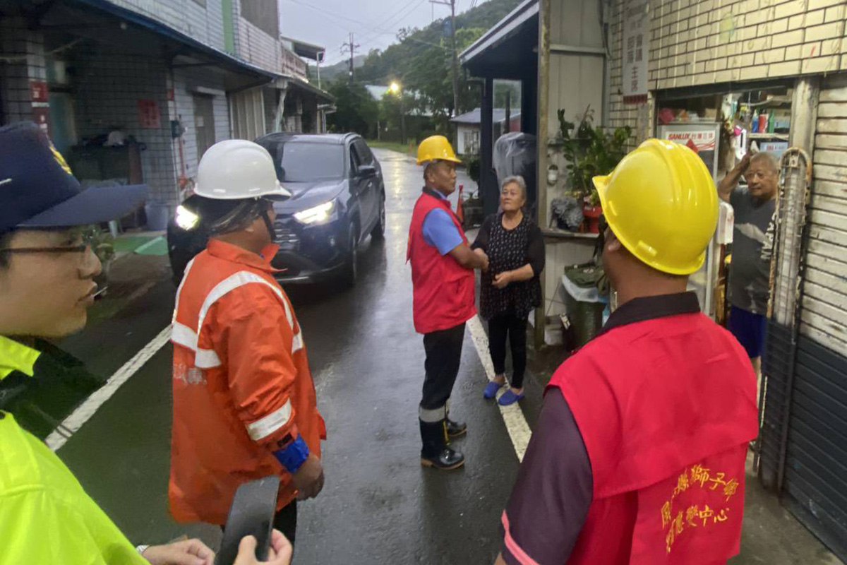 ▲圖說：獅子鄉長朱宏恩帶領村長及消防人員執行預防性撤離至該鄉草埔村。( 記者李堂安翻攝)