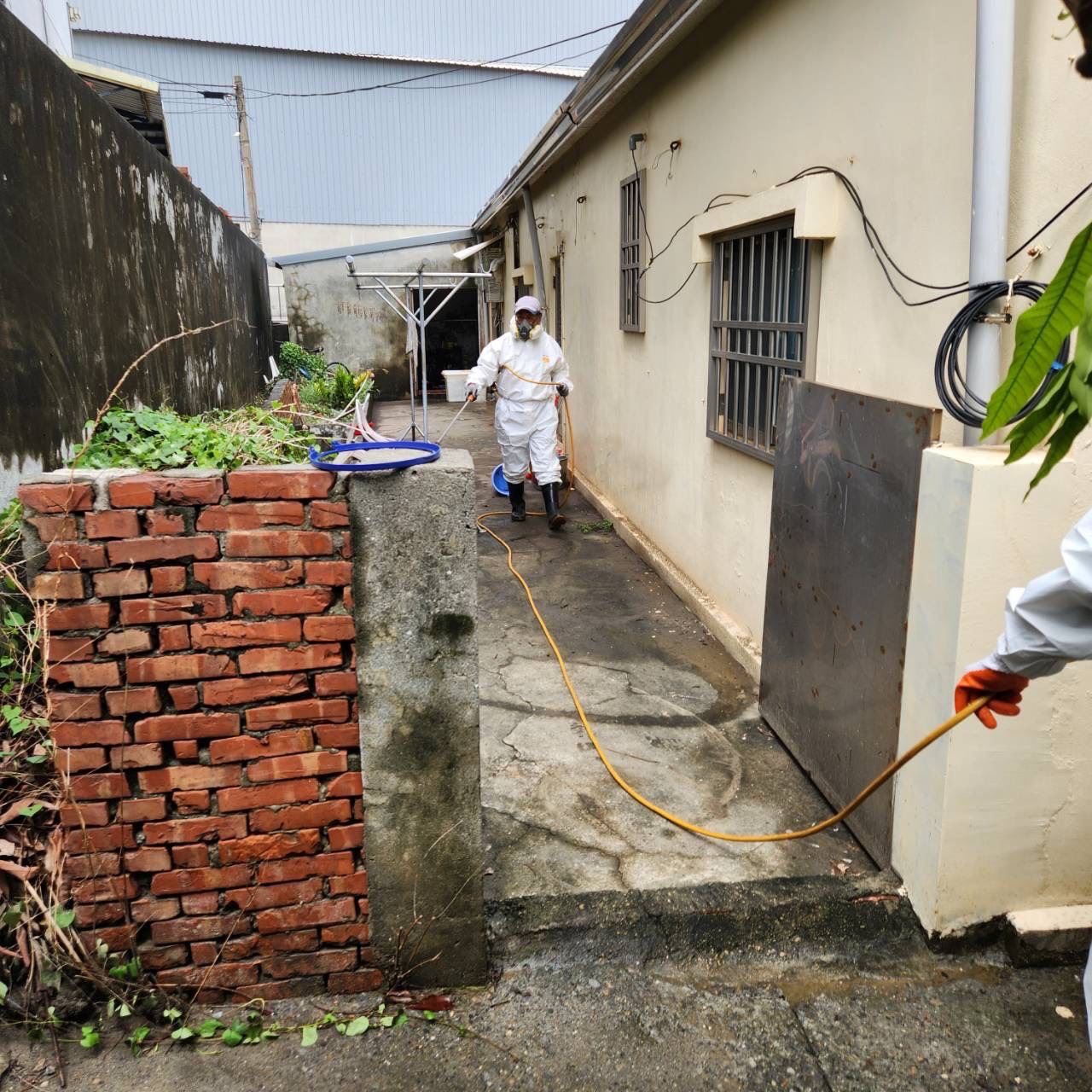 旗津污水爆管致住戶淹水　高市府聯手國軍百人清淤復原