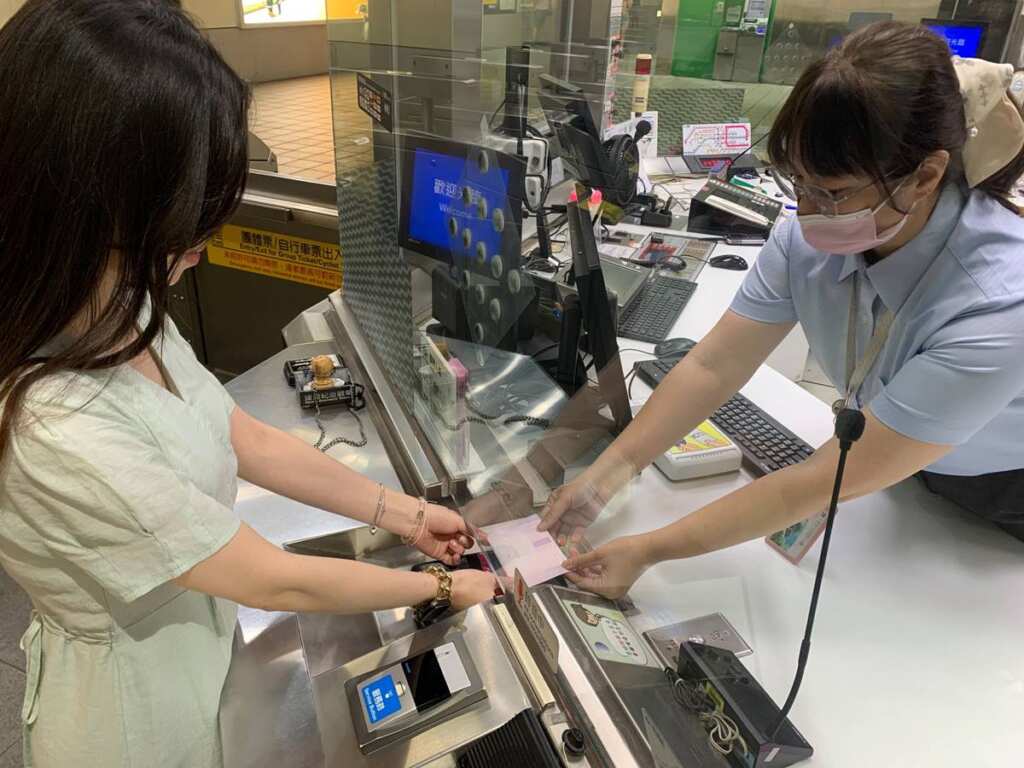 ▲向車站人員索取免費生理用品。