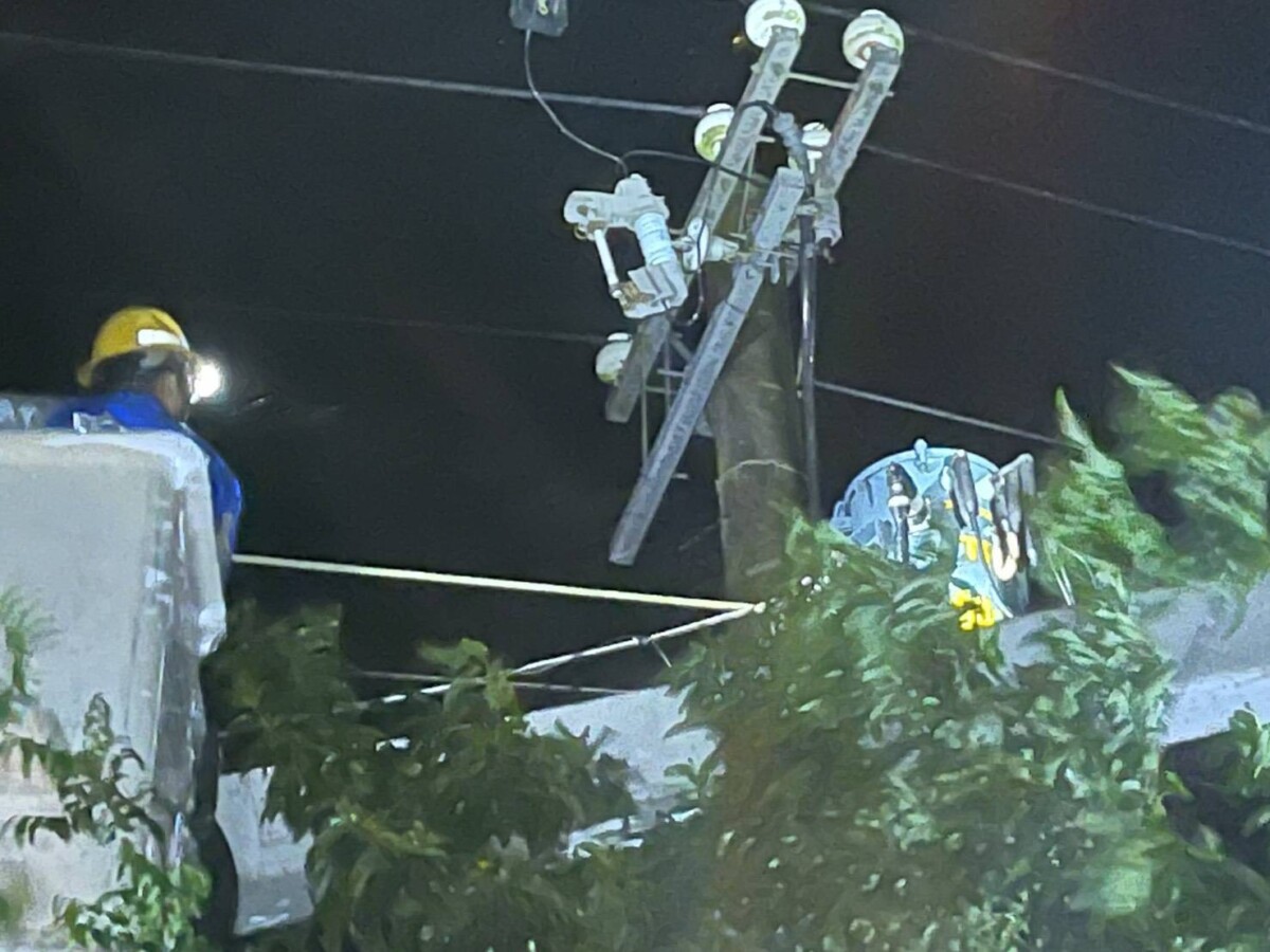 ▲台電人員漏夜搶修搶力拼復電。