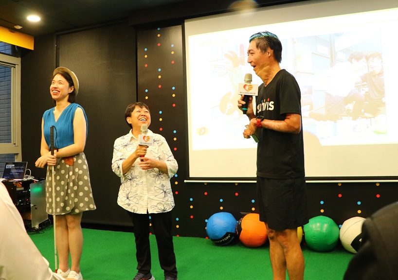 ▲視障歌手江尉綺與69歲蔡阿姨分享運動幫助,鼓勵大家一起來運動。