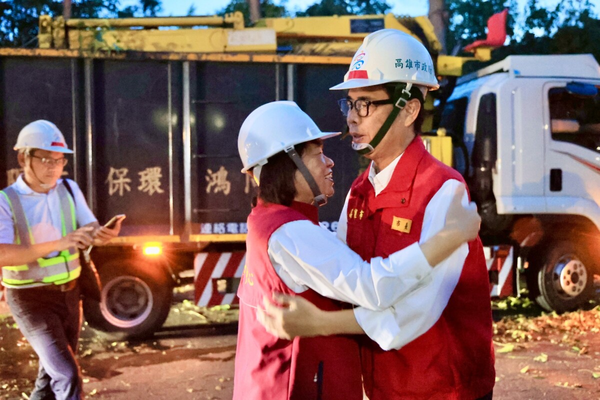 ▲高雄市長陳其邁前往嘉義市慰問馳援同仁，嘉義市長黃敏惠特別前來致謝，更激動地擁抱陳市長，代所有嘉義市民表達深深的感謝。