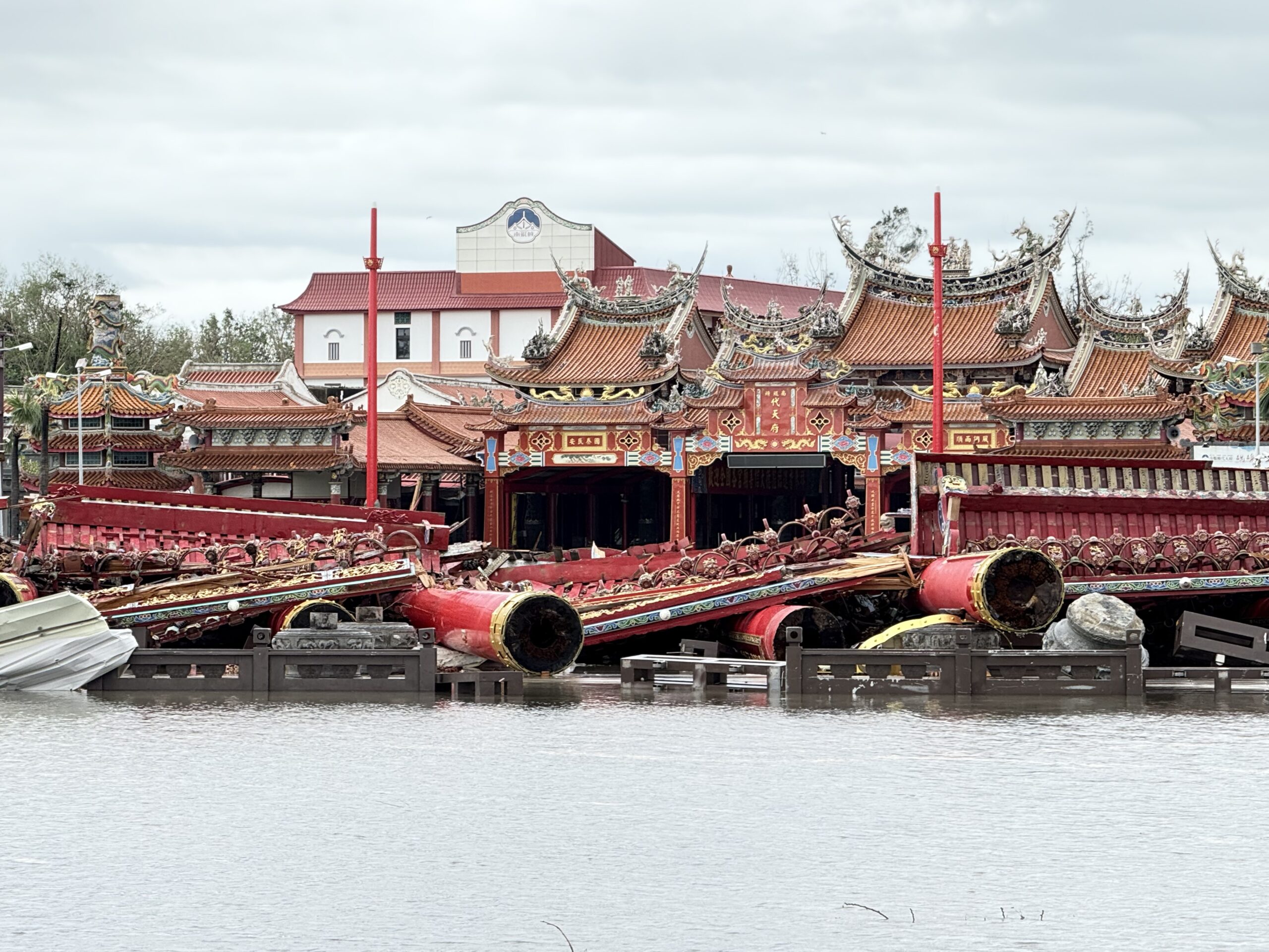 丹娜絲颱風重創台南 南鯤鯓牌樓倒塌 香客遊客震驚