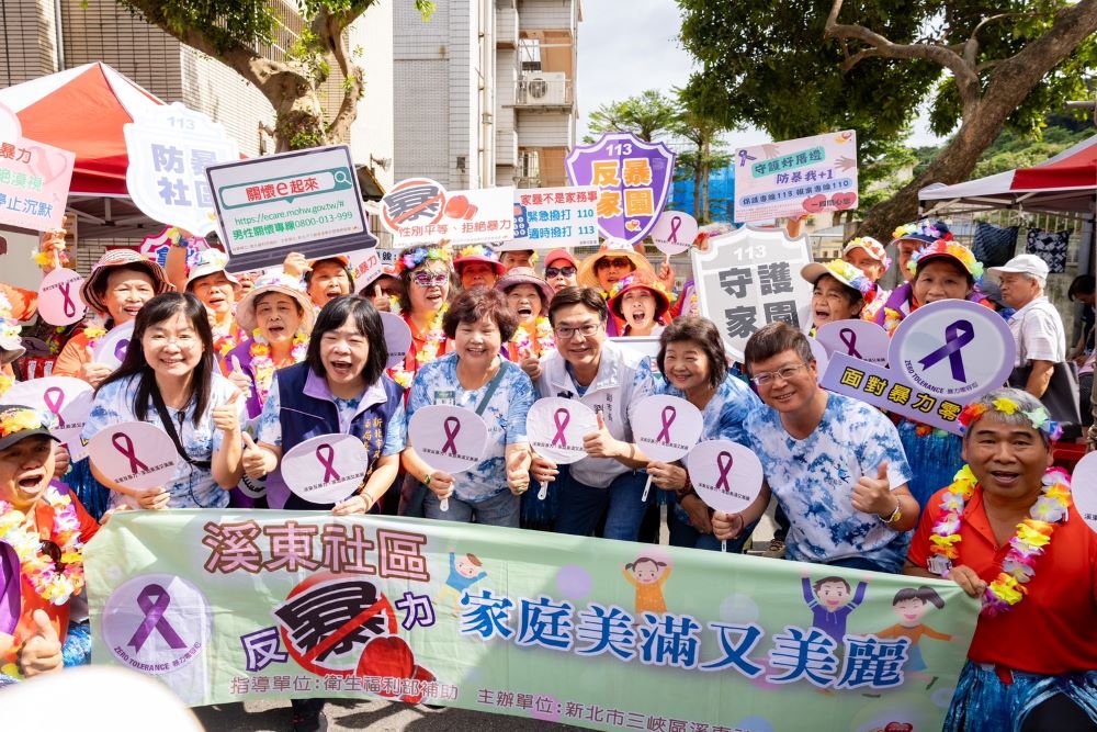 三峽藍染節熱鬧登場 藝術裝置打卡不容錯過 2 《圖說》副市長劉和然與社區團隊熱烈互動。〈三峽區公所提供〉