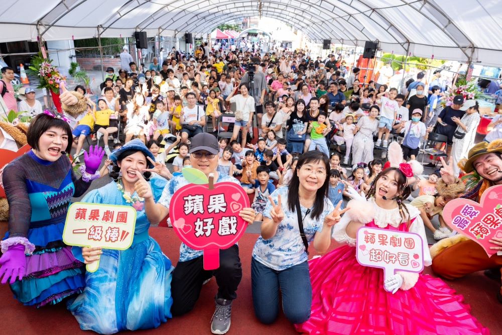 三峽藍染節熱鬧登場 藝術裝置打卡不容錯過 3 《圖說》蘋果劇團演出《嬌滴滴與髒兮兮》,透過戲劇帶大小朋友認識藍染及永續環保的重要。〈三峽區公所提供〉