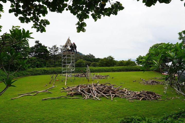 藝術家在朱銘美術館進行漂流木創作。 圖:北海岸及觀音山國家風景區管理處/提供