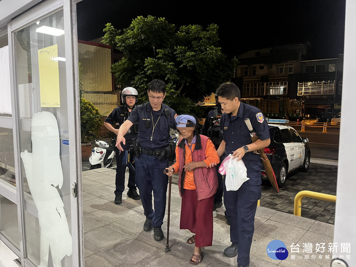 8旬迷途婦步行6公里，壢警攜實習生齊助返家。