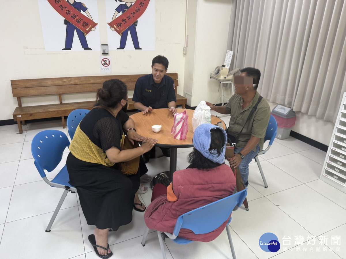 8旬迷途婦步行6公里,壢警攜實習生齊助返家。