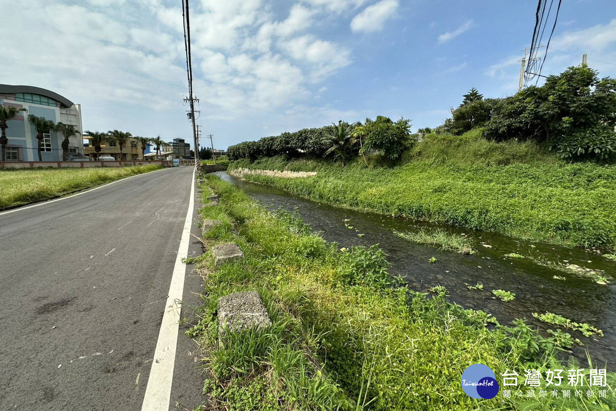 竹圍國中旁因水路束縮造成水位抬升,規劃向右拓寬並新建護岸。<br /><br />