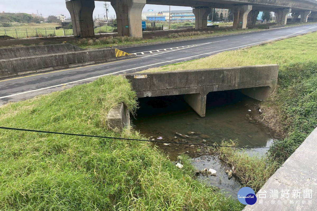 台61線西濱快速道路下方箱涵頂版過低,將改建加大通洪能力。