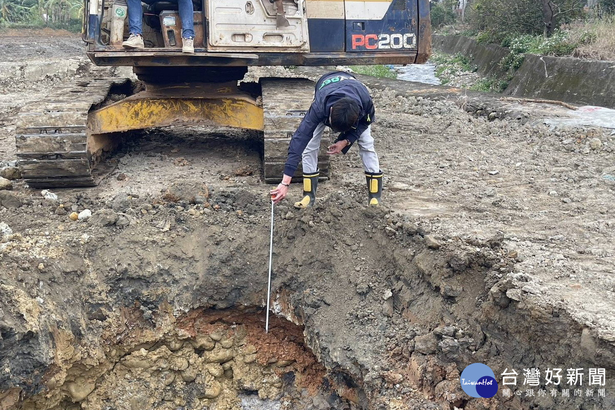 桃園市檢警環聯手打擊非法回填,11名涉案人遭移送法辦。<br /><br />