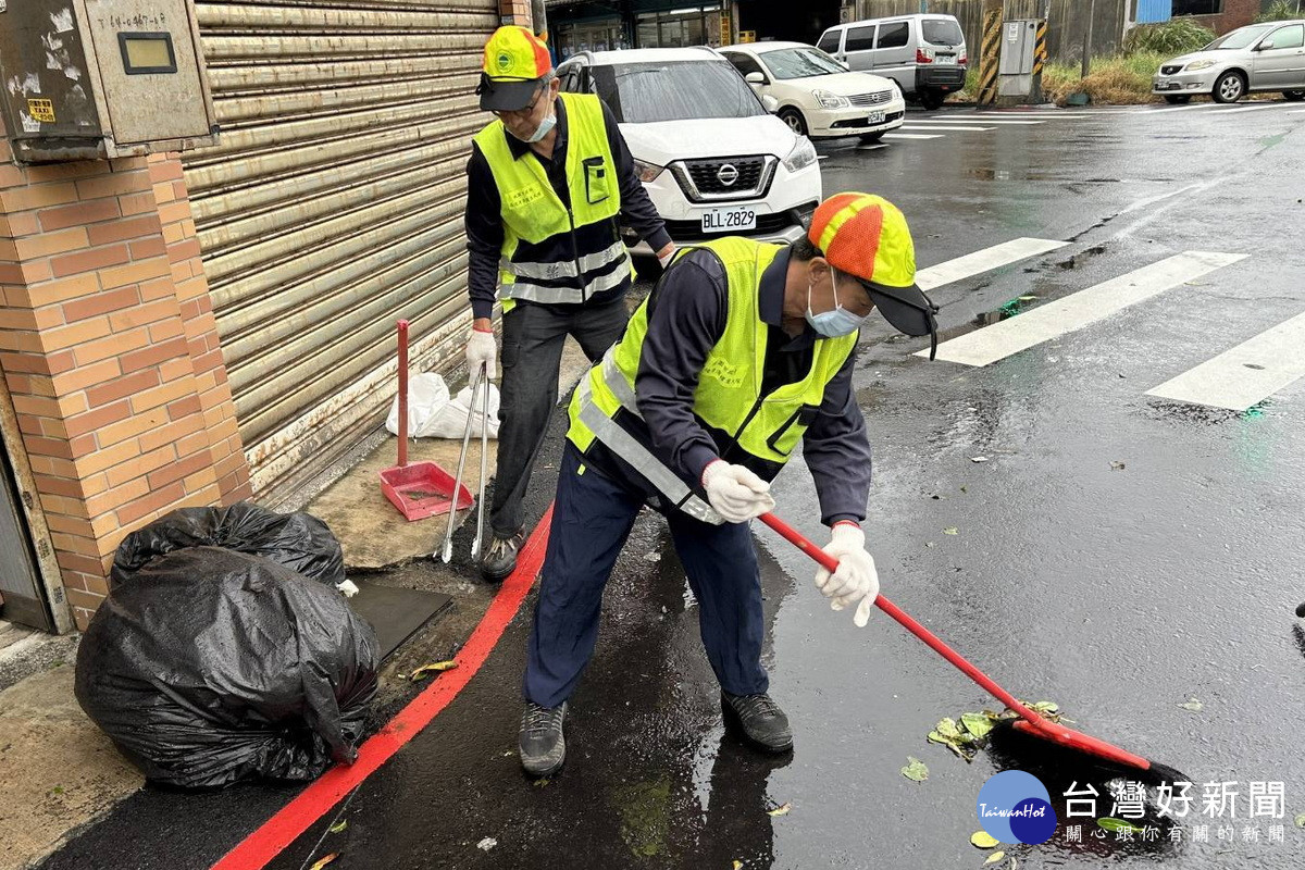 颱風過後容器容易孳生蚊蟲,桃市保局籲民眾落實巡倒清刷嚴防登革熱。