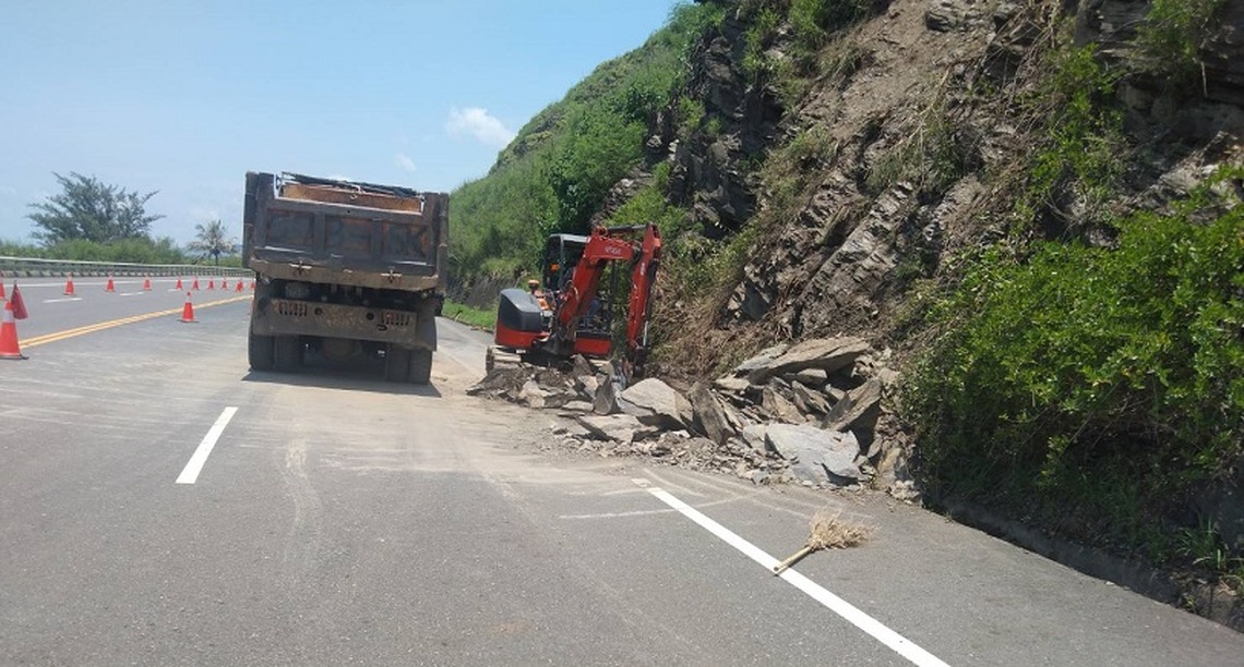 台9線邊坡土石坍塌 白車衝上落石堆 無人傷亡