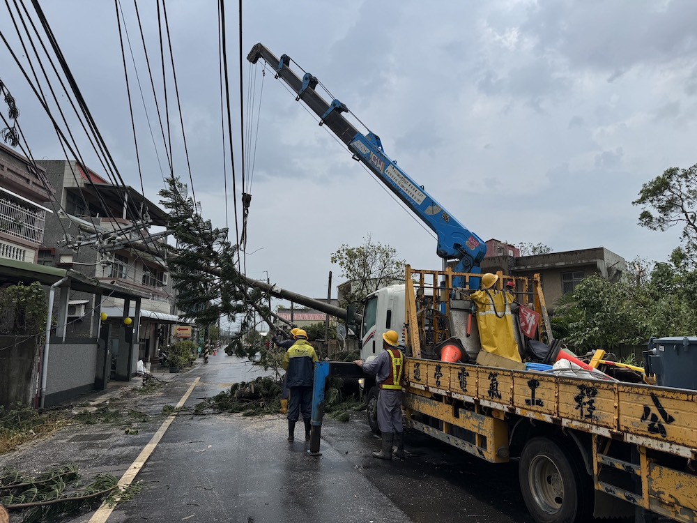 台電嘉義區處在颱風前已有整備,災後更是夜以繼日的動員搶修,與鄉親共同迎戰災後復電挑戰,守住鄉親的基本生活需求。(圖/台電提供)