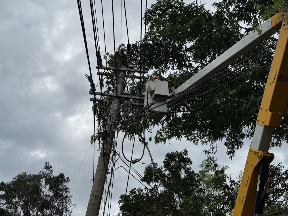 台電嘉義區處在颱風前已有整備，災後更是夜以繼日的動員搶修，與鄉親共同迎戰災後復電挑戰，守住鄉親的基本生活需求。（圖/台電提供）